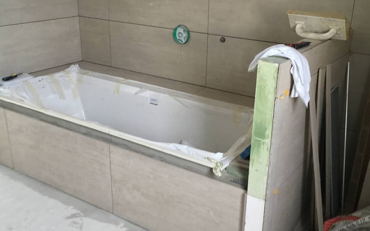 Habillage W.C suspendu + baignoire Gérardmer